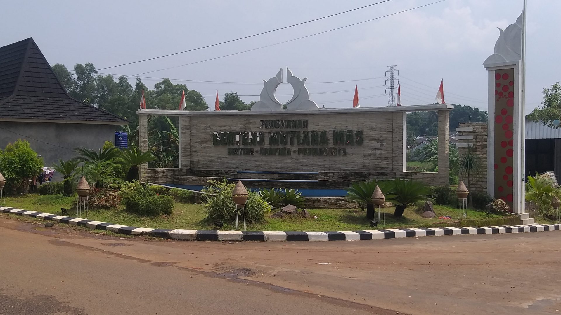 GERBANG PINTU MASUK JALAN UTAMA