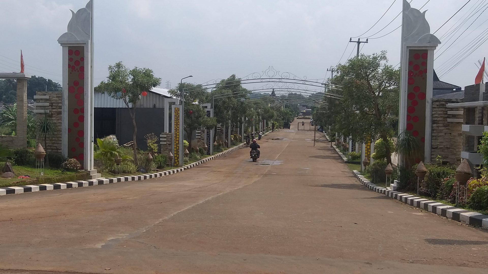 JALAN UTAMA  PINTU MASUK PERUMAHAN BENTENG